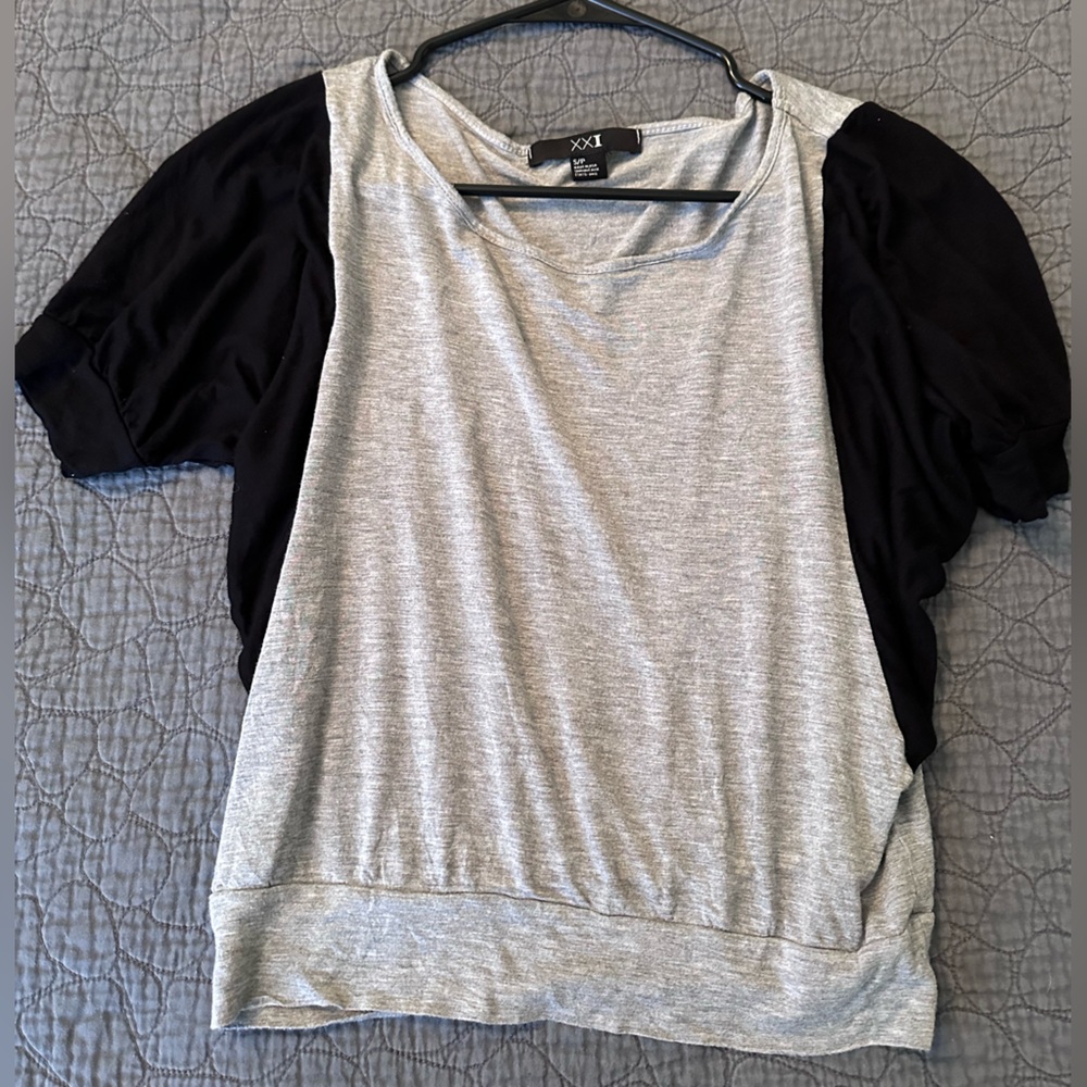 FOREVER 21 Black and Gray Short Sleeve Top Small